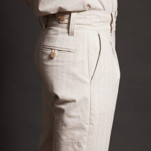 Wide waistband – single pleat trousers made of natural cotton herringbone.